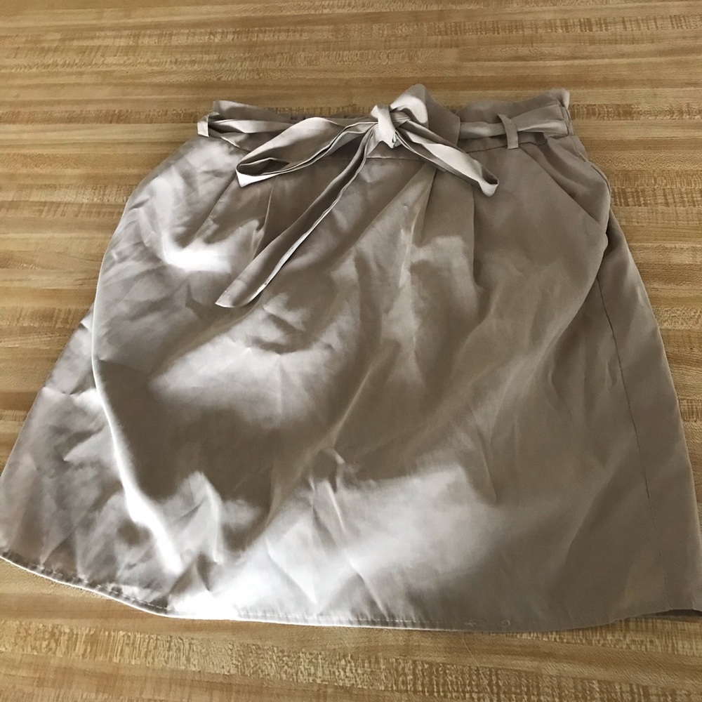 Women’s cinched skirt with pockets